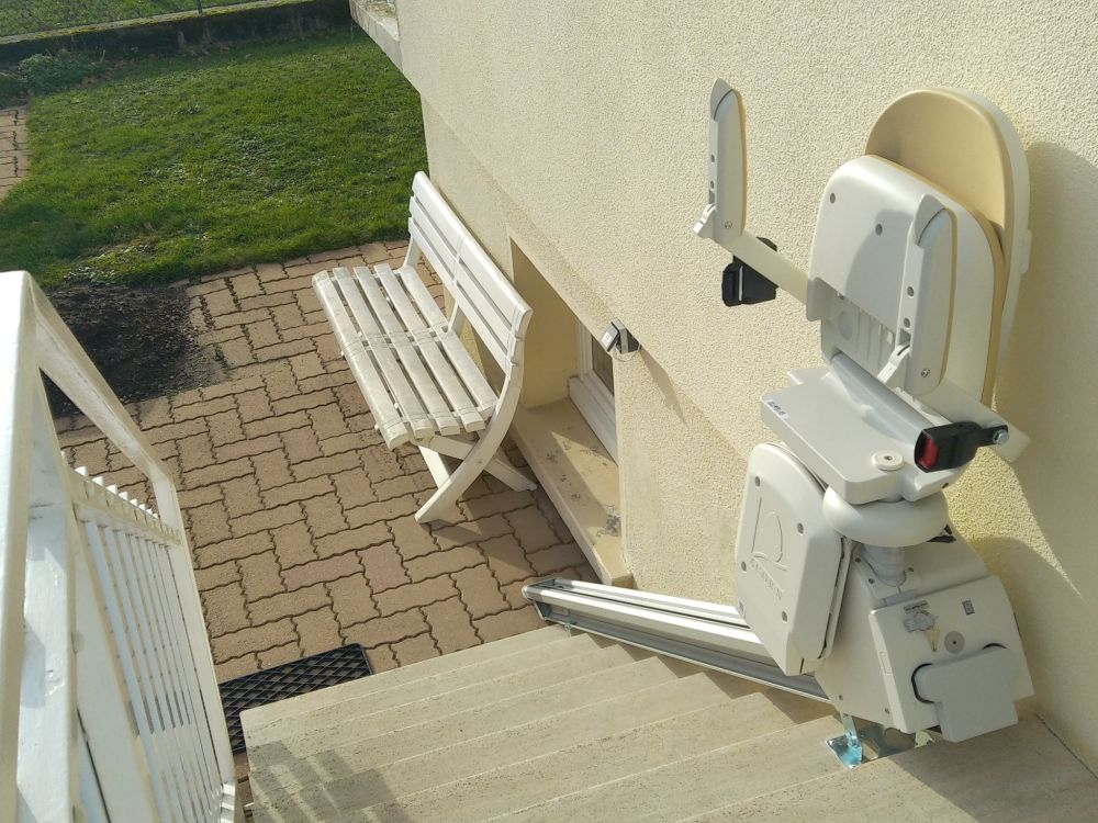 Installation d'un monte-escalier extérieur ACORN A130