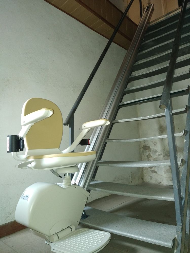 Installation atypique d'un monte-escalier droit A130 à Roye (70) avec pente de 50 degrés