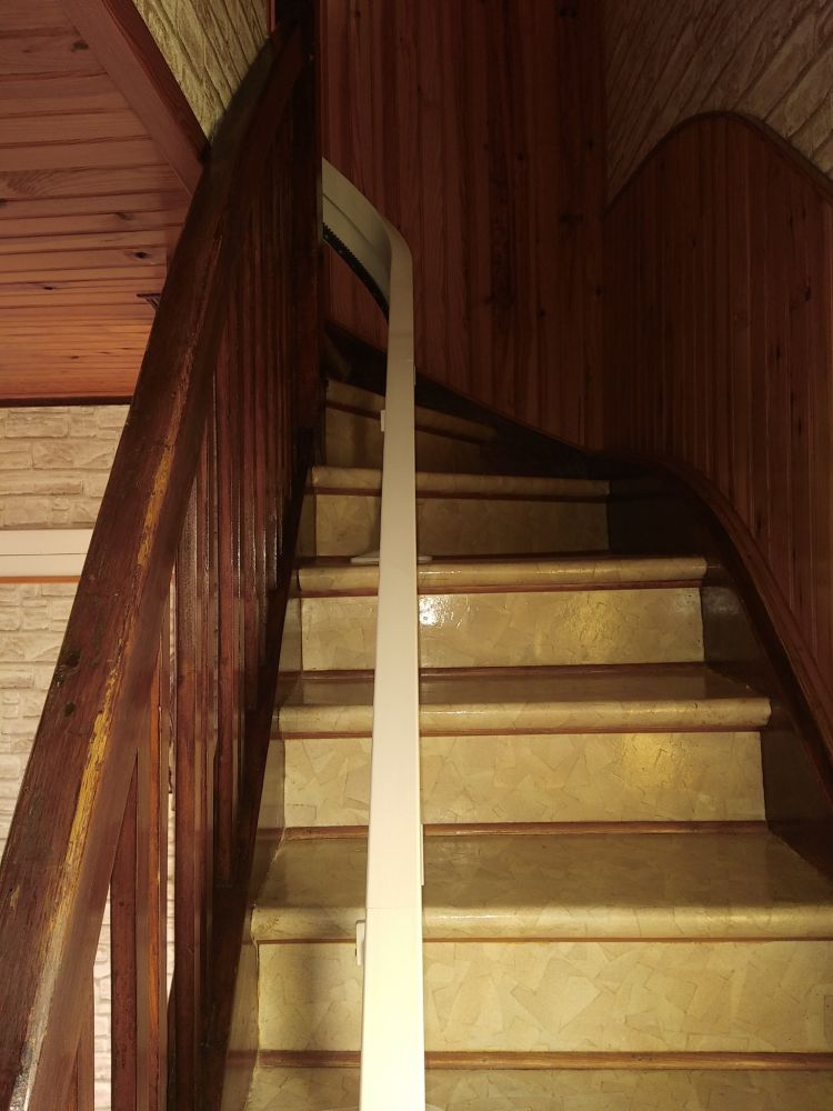 Monte-escalier courbe Acorn A180 en interne gauche à Remiremont (88), une installation très technique