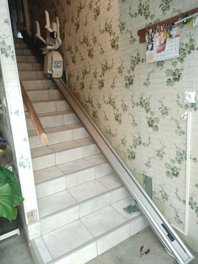 Installation de Monte-escalier Acorn A130 à Saint-Nabord
