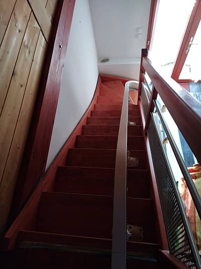 Installation d'un monte-escalier sur-mesure pour accès à une mezzanine