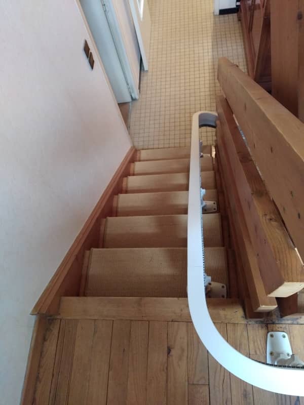 Installation d’un monte-escalier courbe sur mesure près d’Epinal