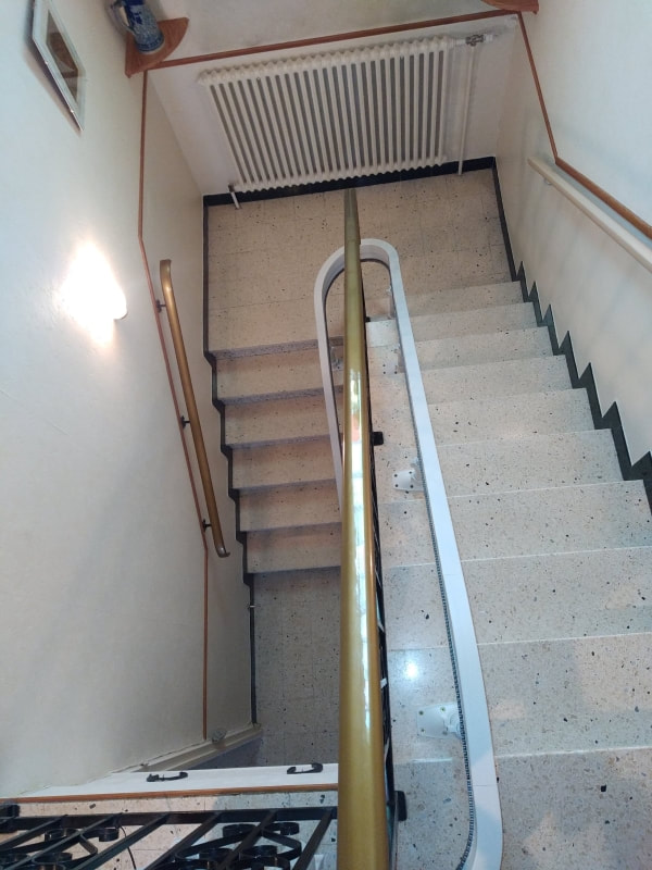 Installation d'un monte-escalier tournant ACORN A180 sur mesure